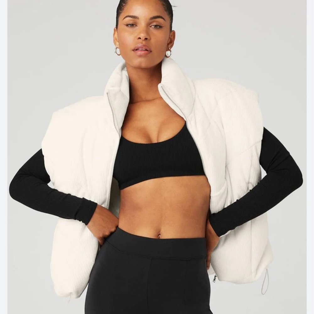 ALO Yoga - Ribbed Velour Mountain Side Puffer Vest in Ivory